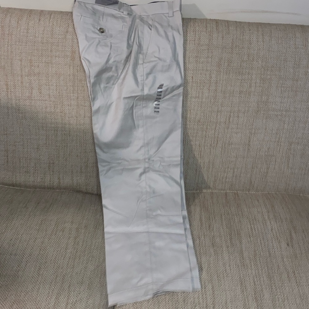 Men’s GAP Clean Relaxed Fit Khaki pants Size 31X30